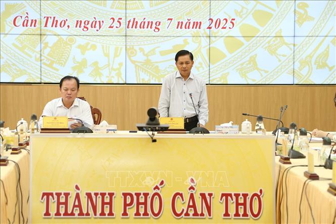 Ông Trần Văn Lâu, Chủ tịch UBND thành phố Cần Thơ phát biểu tại cuộc họp. Ảnh: Duy Khương - TTXVN
