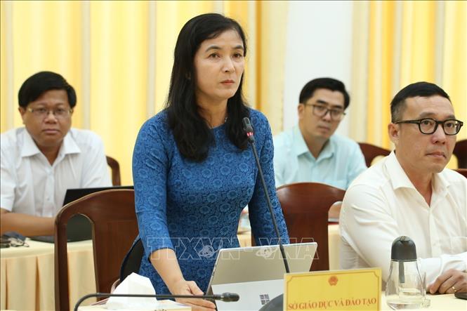Bà Trần Thị Huyền, Quyền Giám đốc Sở Giáo dục và Đào tạo thành phố Cần Thơ, phát biểu tại cuộc họp. Ảnh: Duy Khương - TTXVN