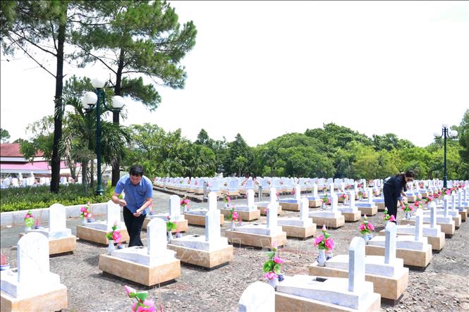 Người dân thắp hương tri ân các Anh hùng liệt sĩ tại Nghĩa trang Liệt sĩ Quốc gia Đường 9. Ảnh: Tường Vi - TTXVN