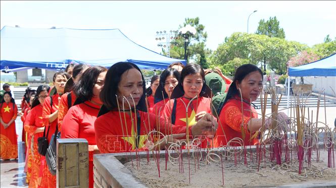 Từng dòng người thắp hương tri ân các Anh hùng liệt sĩ tại Nghĩa trang Liệt sĩ Quốc gia Đường 9. Ảnh: Tường Vi - TTXVN 