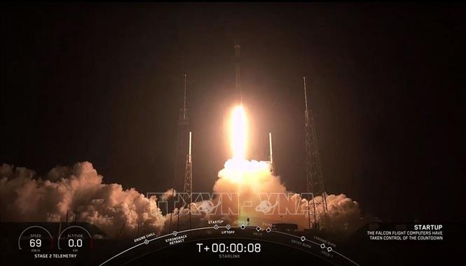 Hình ảnh trích từ video cho thấy tên lửa đẩy Falcon 9 mang theo 60 vệ tinh Starlink của SpaceX rời bệ phóng tại Trạm không quân Mũi Canaveral, bang Florida (Mỹ). Ảnh: AP/TTXVN