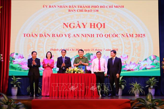 Công an phường Đông Hòa ký kết phối hợp xây dựng mô hình “Nhà trường an toàn về an ninh trật tự” với trường Cao đẳng Công nghệ cao Đồng An. Ảnh: Huyền Trang - TTXVN