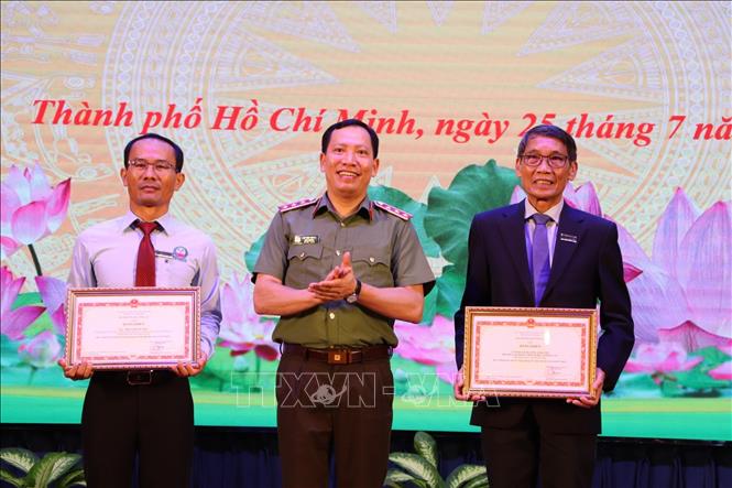 Thượng tướng Lê Văn Tuyến, Thứ trưởng Bộ Công an, Trưởng Ban Chỉ đạo Thực hiện phong trào toàn dân bảo vệ an ninh Tổ quốc Trung ương, trao bằng khen của Bộ Công an cho các cá nhân, tập thể tiêu biểu. Ảnh: Huyền Trang TTXVN