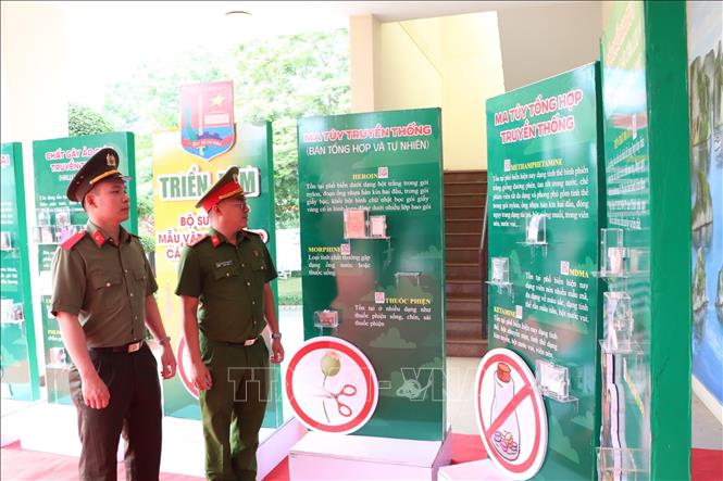 Các đại biểu tham quan triển lãm về phòng, chống ma túy và mua bán người. Ảnh: Huyền Trang - TTXVN