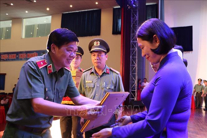Các cá nhân, tập thể nhận Bằng khen và Giấy khen của Công an và UBND TP. Hồ Chí Minh. Ảnh: Huyền Trang - TTXVN 