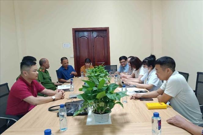 Đoàn liên ngành làm việc với Công ty TNHH Tian Jian Việt Nam xác minh thông tin công nhân nghi ngộ độc thực phẩm. Ảnh: TTXVN phát