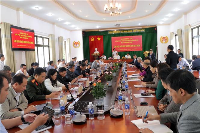 Đoàn công tác Chính phủ do Phó Thủ tướng Bùi Thanh Sơn dẫn đầu làm việc với Viện Nghiên cứu hạt nhân tại Đà Lạt. Ảnh: Chu Quốc Hùng - TTXVN