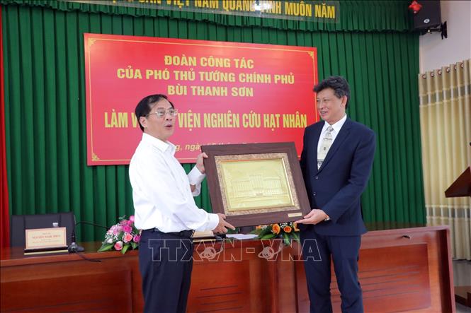 Phó Thủ tướng Bùi Thanh Sơn trao quà lưu niệm tặng Viện nghiên cứu hạt nhân đóng tại Đà Lạt. Ảnh Chu Quốc Hùng