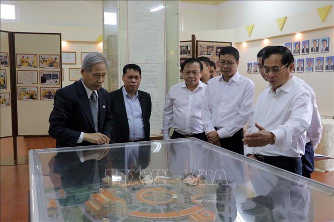 Phó Thủ tướng Chính phủ Bùi Thanh Sơn (ngoài cùng bên phải) tham quan Phòng truyền thống của Viện Nghiên cứu hạt nhân tại Đà Lạt. Ảnh Chu Quốc Hùng