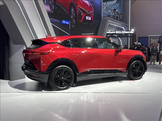 Mẫu xe Vinfast VF7 được giới thiệu tại GIIAS 2025. Ảnh: Minh Thái - PV TTXVN tại Indonesia