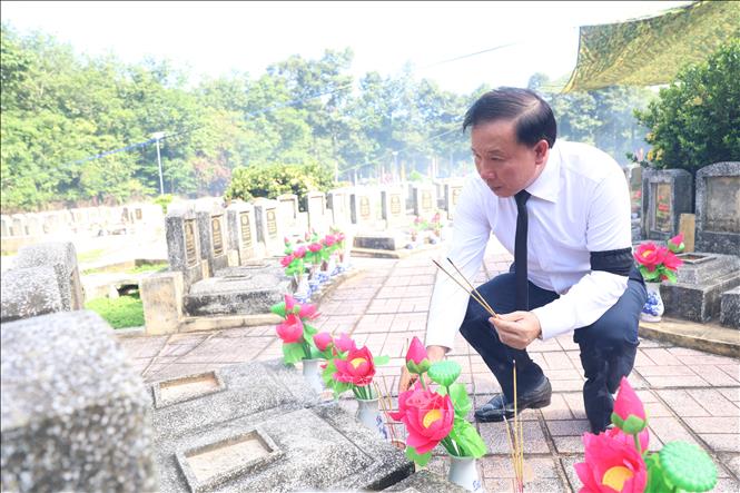 Chủ tịch UBND tỉnh Tây Ninh Nguyễn Văn Út thắp hương tại các phần mộ liệt sĩ tại Nghĩa trang Liệt sĩ Đồi 82. Ảnh: Thanh Tân - TTXVN