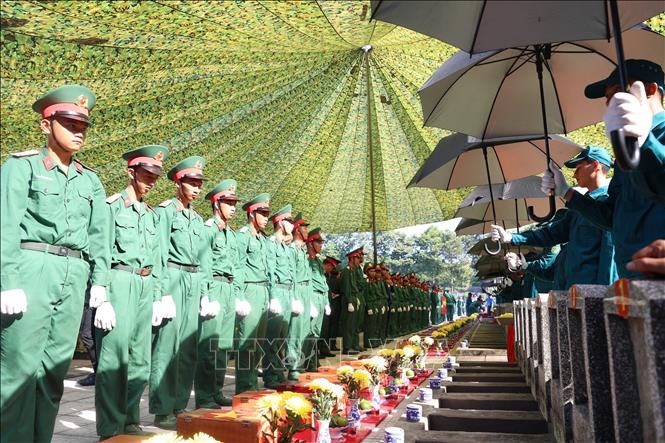 Nghi thức an táng 172 hài cốt liệt sĩ. Ảnh: Thanh Tân - TTXVN