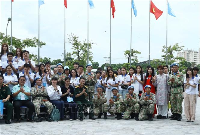 Thanh niên, sinh viên kiều bào với cán bộ, sĩ quan, chiến sĩ Cục Gìn giữ hòa bình Việt Nam tại buổi giao lưu. Ảnh: Trọng Đức - TTXVN