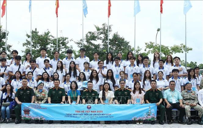 Thanh niên, sinh viên kiều bào với cán bộ, sĩ quan, chiến sĩ Cục Gìn giữ hòa bình Việt Nam tại buổi giao lưu. Ảnh: Trọng Đức - TTXVN