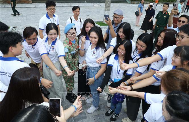 Thanh niên, sinh viên kiều bào giao lưu với các sĩ quan, chiến sĩ Cục Gìn giữ hòa bình Việt Nam. Ảnh: Trọng Đức - TTXVN