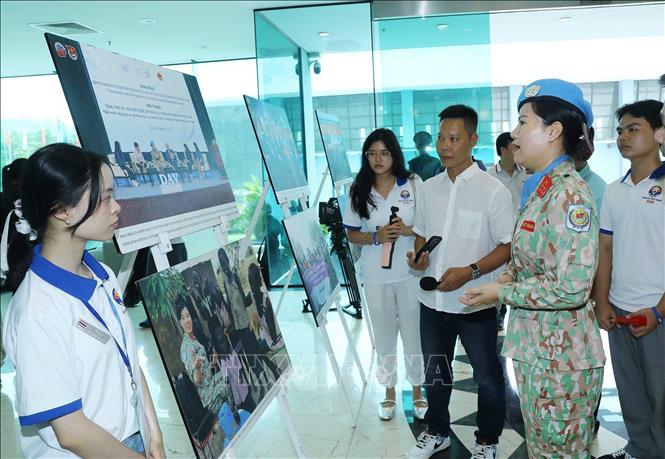Thanh niên, sinh viên kiều bào tham quan triển lãm ảnh về hoạt động của sĩ quan Gìn giữ hòa bình Việt Nam tại Phái bộ Liên hợp quốc. Ảnh: Trọng Đức - TTXVN