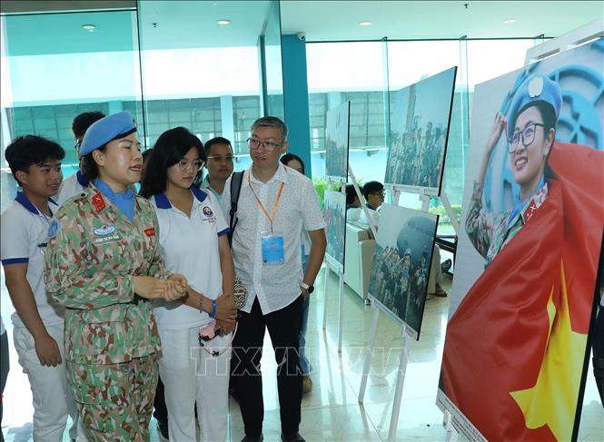 Thanh niên, sinh viên kiều bào tham quan triển lãm ảnh về hoạt động của sĩ quan Gìn giữ hòa bình Việt Nam tại Phái bộ Liên hợp quốc. Ảnh: Trọng Đức - TTXVN