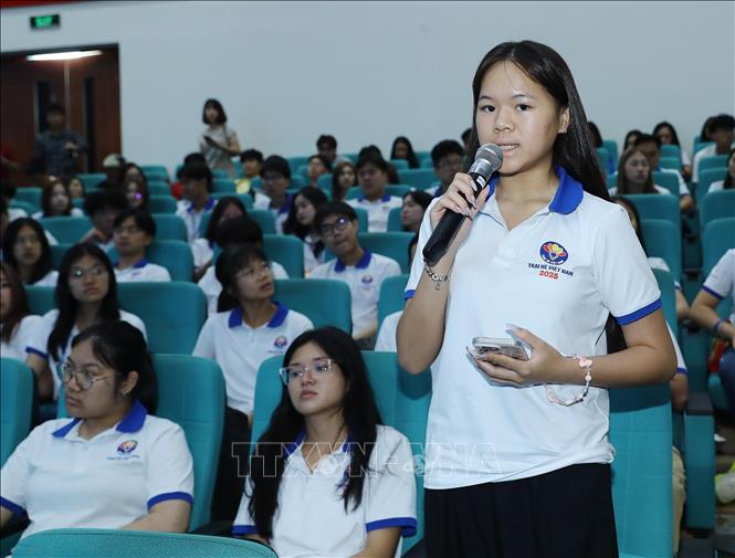 Thanh niên, sinh viên kiều bào tham gia giao lưu với cán bộ, sĩ quan Cục Gìn giữ hòa bình Việt Nam. Ảnh: Trọng Đức - TTXVN