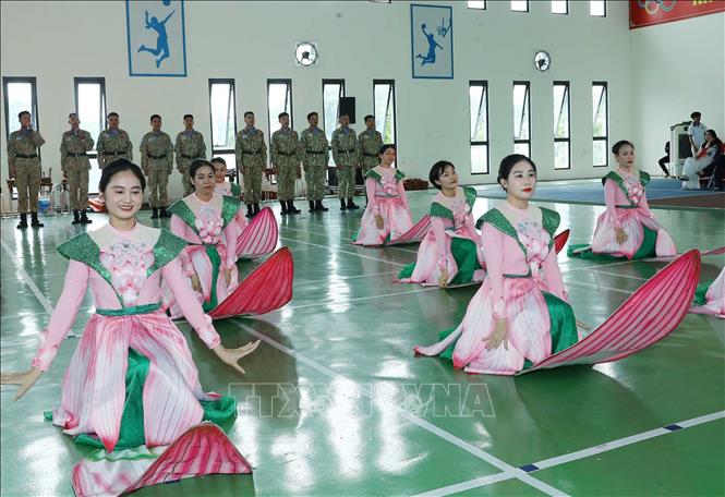 Chương trình biểu diễn nghệ thuật của cán bộ, sĩ quan, chiến sĩ Cục Gìn giữ hòa bình Việt Nam tại buổi giao lưu. Ảnh: Trọng Đức - TTXVN
