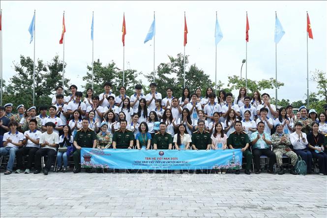 Thanh niên, sinh viên kiều bào với cán bộ, sĩ quan, chiến sĩ Cục Gìn giữ hòa bình Việt Nam tại buổi giao lưu. Ảnh: Trọng Đức - TTXVN