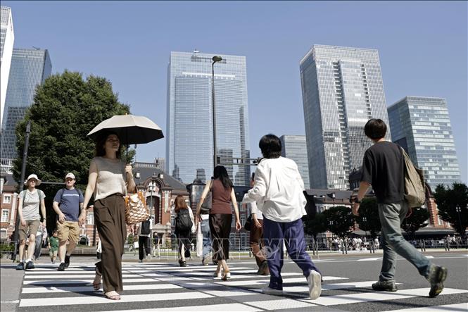 Nhiệt kế tại nhà ga JR ở Tokyo chỉ nhiệt độ 34,8 độ C ngày 17/6/2025. Ảnh: Kyodo/TTXVN