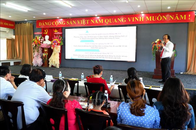 Tiến sĩ Đỗ Quốc Dũng, Phó Trưởng phòng Khoa học công nghệ, trường Đại học Kinh tế Công nghiệp Long An, trình bày đề tài nghiên cứu 