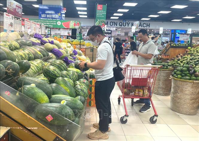 Người dân mua sắm tại một siêu thị trên địa bàn phường Tân Hưng, Thành phố Hồ Chí Minh. Ảnh: Hương Giang – TTXVN