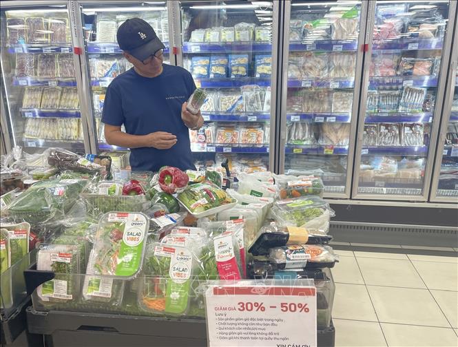 Sản phẩm cận date giảm giá 30-50%. Ảnh: Hương Giang – TTXVN