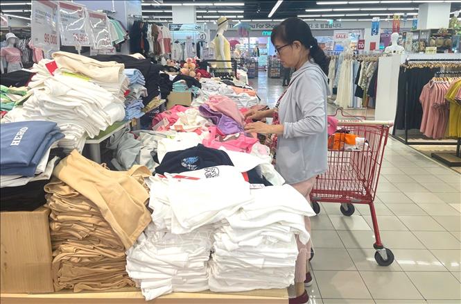 Sản phẩm thời trang nữ giảm 20 - 30% để kích cầu thị trường. Ảnh: Hương Giang – TTXVN