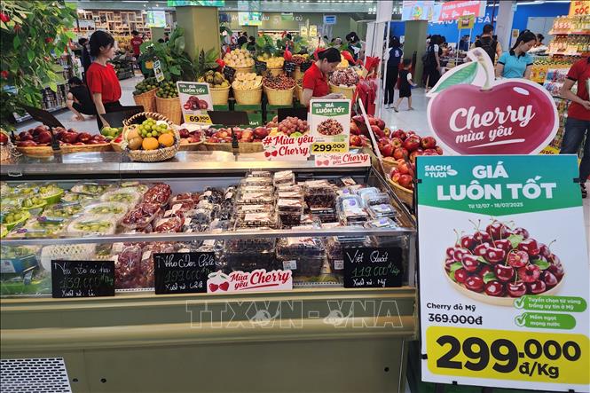 Cherry Mỹ giảm giá sâu tại siêu thị Winmart, Thành phố. Hồ Chí Minh. Ảnh: Hương Giang – TTXVN