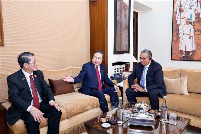 Chủ tịch Quốc hội Trần Thanh Mẫn giới thiệu thành viên đoàn Việt Nam với Thủ tướng Maroc Aziz Akhannouch. Ảnh: Doãn Tấn – TTXVN