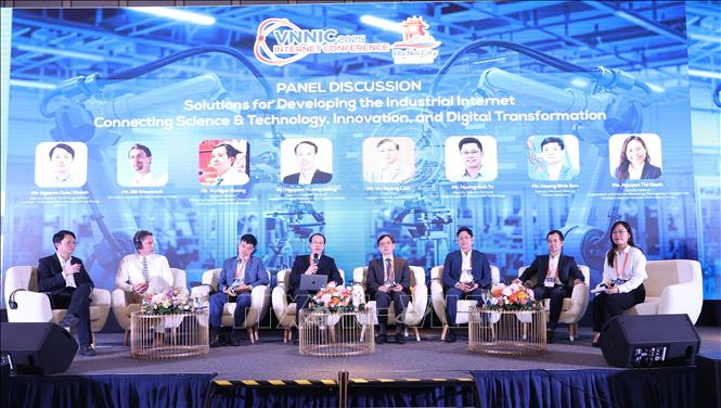 Delegates at the plenary session titled “Vision and Strategy for the Industrial Internet – Core Infrastructure for Modern Manufacturing”. VNA Photo: Hoàng Vân