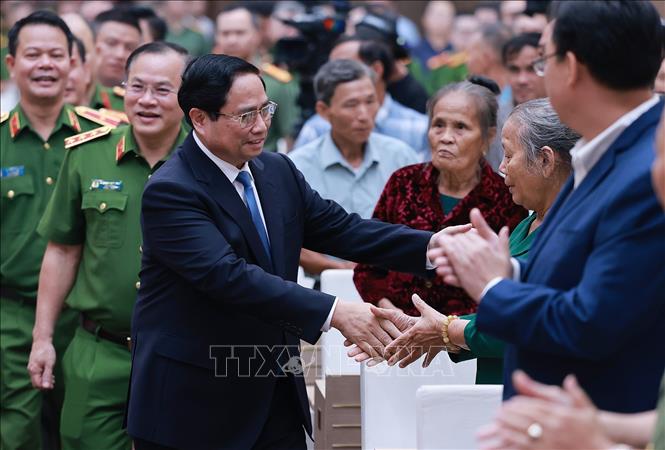 Thủ tướng Phạm Minh Chính với thân nhân liệt sĩ. Ảnh: Dương Giang-TTXVN
