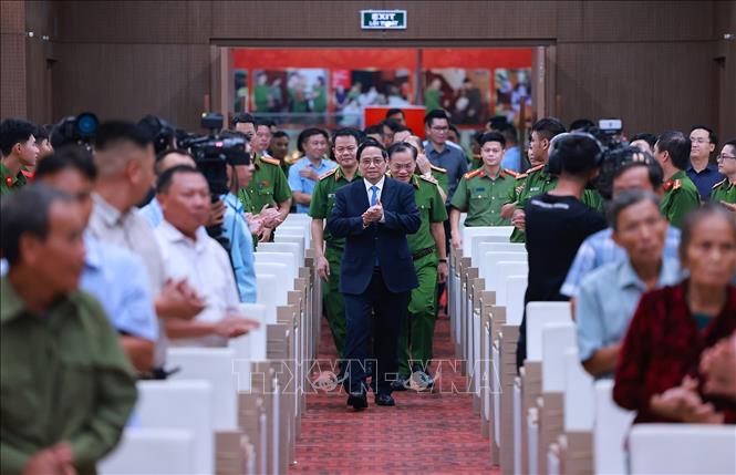 Thủ tướng Phạm Minh Chính đến dự Hội nghị sơ kết công tác thu nhận mẫu ADN cho thân nhân liệt sĩ chưa xác định được danh tính trên toàn quốc. Ảnh: Dương Giang-TTXVN
