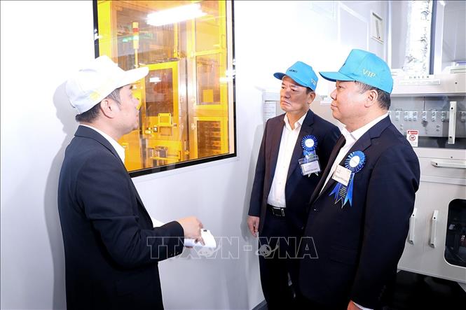 Đại diện cán bộ nhà máy Meiko giới thiệu các thiết bị máy móc với đồng chí Nguyễn Phi Long, Phó Bí thư Thường trực Tỉnh ủy Phú Thọ. Ảnh: Thanh Hải - TTXVN
