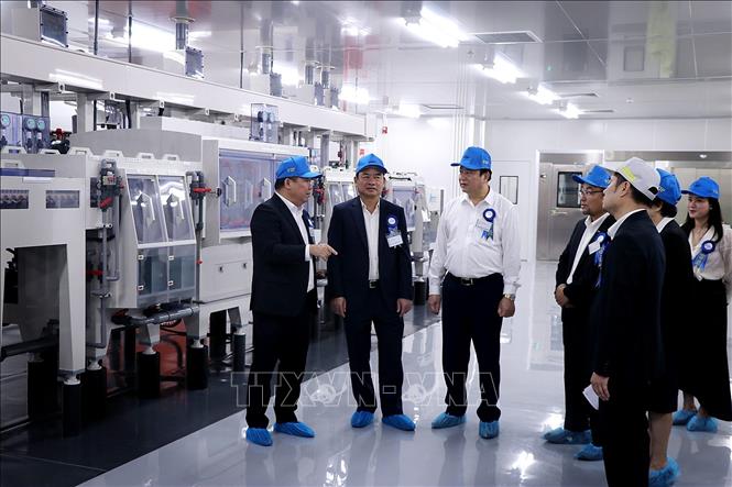 Đồng chí Nguyễn Phi Long, Phó Bí thư Thường trực Tỉnh ủy Phú Thọ thăm hệ thống điều hành của nhà máy Meiko. Ảnh: Thanh Hải - TTXVN