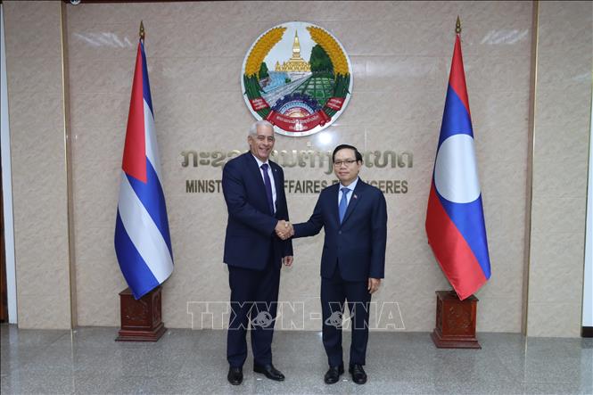 Thứ trưởng Bộ Ngoại giao Lào Malaithong Thammavongsa (phải) và Thứ trưởng Bộ Ngoại giao Cuba Gerardo Peñalver Portal. Ảnh: Đỗ Bá Thành – PV TTXVN tại Lào