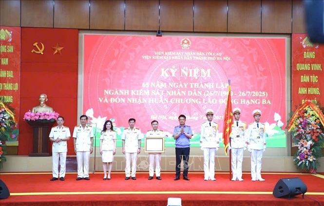 Ông Nguyễn Huy Tiến, Viện trưởng Viện Kiểm sát nhân dân tối cao trao Huân chương Lao động hạng Ba cho tập thể Viện Kiểm sát nhân dân thành phố Hà Nội. Ảnh: Quốc Lũy - TTXVN