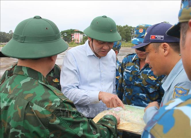 Phó Bí thư Thường trực Tỉnh ủy, Chủ tịch HĐND tỉnh Nghệ An Hoàng Nghĩa Hiếu kiểm tra công tác cứu trợ bằng trực thăng tại Cảng hàng không quốc tế Vinh. Ảnh: Văn Tý-TTXVN
