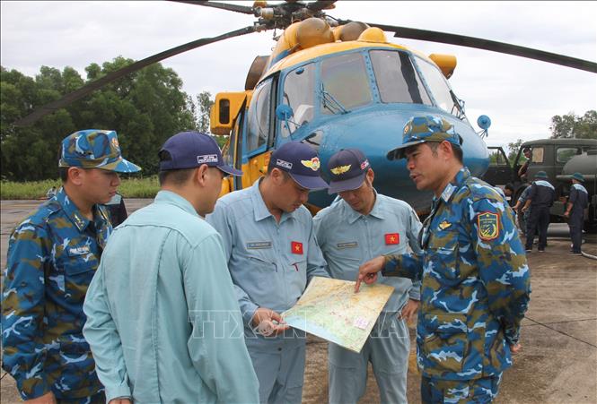 Phi công Trung đoàn 916, Quân chủng Phòng không - Không quân phối hợp lực lượng liên quan thống nhất địa điểm thả hàng cứu trợ cho đồng bào vùng lũ lụt. Ảnh: Văn Tý-TTXVN