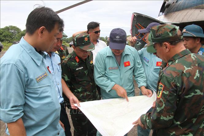 Phi công Công ty Bay miền Bắc, Binh đoàn 18 phối hợp với các đơn vị liên quan thống nhất địa điểm thả hàng cứu trợ cho đồng bào vùng lũ lụt. Ảnh: Văn Tý-TTXVN