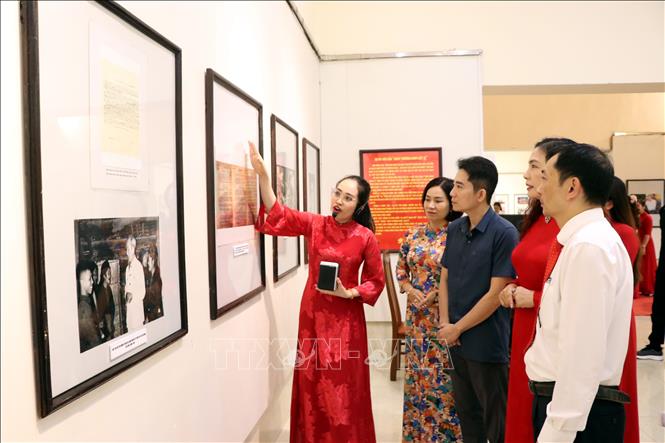 Các đại biểu và người dân tham quan triển lãm. Ảnh: Mạnh Minh - TTXVN