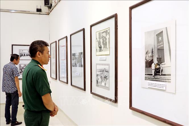 Các đại biểu và người dân tham quan triển lãm. Ảnh: Mạnh Minh - TTXVN