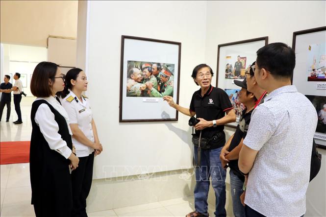 Các đại biểu và người dân tham quan triển lãm. Ảnh: Mạnh Minh - TTXVN
