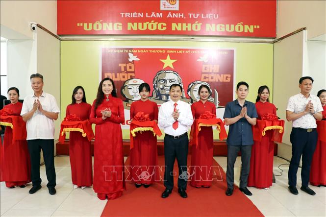 Các đại biểu cắt băng khai mạc triển lãm. Ảnh: Mạnh Minh – TTXVN