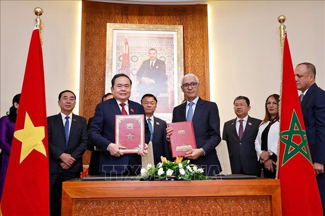 Chủ tịch Quốc hội Trần Thanh Mẫn và Chủ tịch Hạ viện Maroc Rachid Talbi Alami ký Thỏa thuận hợp tác giữa Quốc hội hai nước. Ảnh: Doãn Tấn - TTXVN