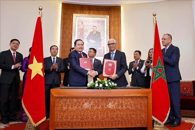 Chủ tịch Quốc hội Trần Thanh Mẫn và Chủ tịch Hạ viện Maroc Rachid Talbi Alami ký Thỏa thuận hợp tác giữa Quốc hội hai nước. Ảnh: Doãn Tấn - TTXVN