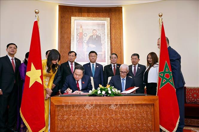 Chủ tịch Quốc hội Trần Thanh Mẫn và Chủ tịch Hạ viện Maroc Rachid Talbi Alami ký Thỏa thuận hợp tác giữa Quốc hội hai nước. Ảnh: Doãn Tấn - TTXVN