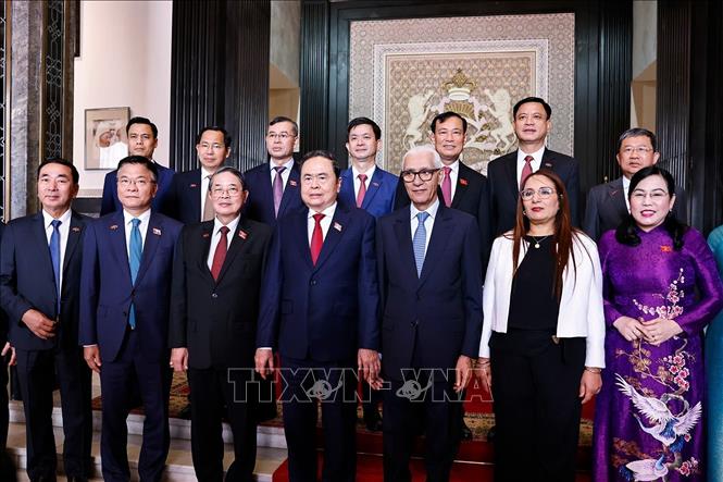 Chủ tịch Quốc hội Trần Thanh Mẫn và Chủ tịch Hạ viện Vương quốc Maroc Rachid Talbi Alami với đại biểu. Ảnh: Doãn Tấn - TTXVN