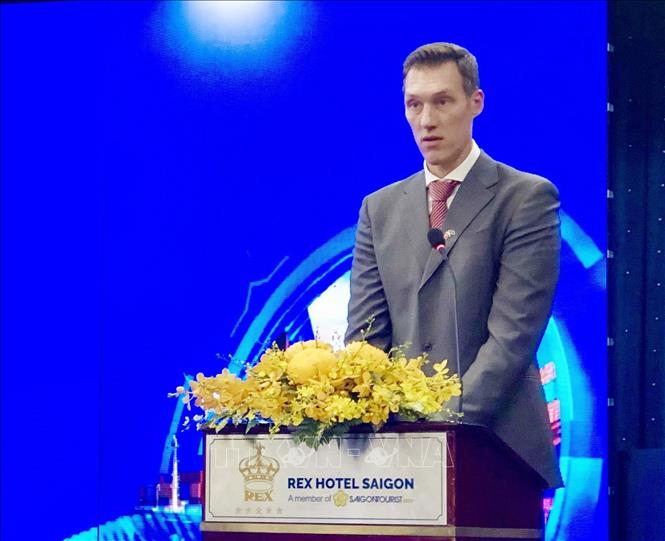 Đại diện hiệp hội doanh nghiệp đề xuất giải pháp logistics tại Diễn đàn. Ảnh: Mỹ Phương – TTXVN